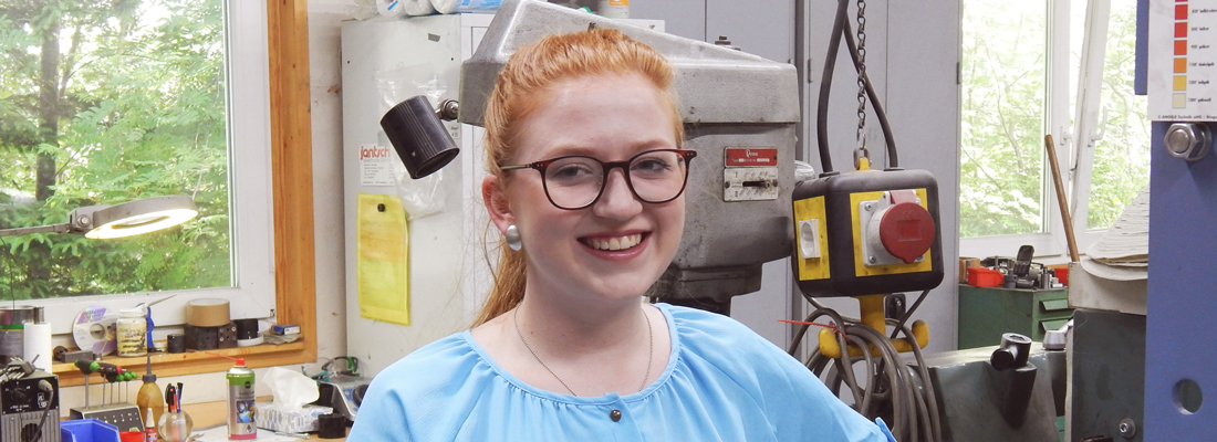 PRAKTIKANTIN DER STAATLICHEN BERUFSFACHSCHULE FÜR GLAS UND SCHMUCK BEI